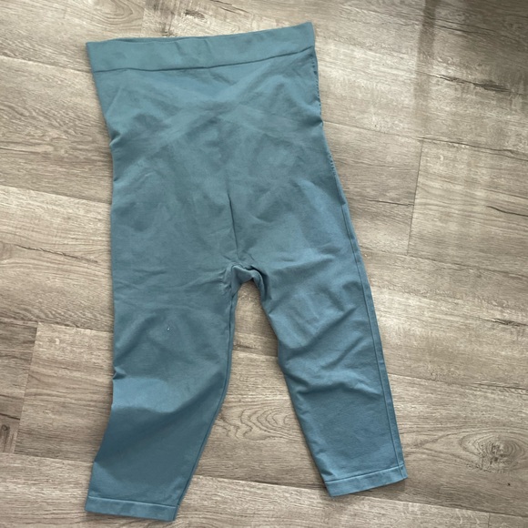 Maternity Belly Support Crop Leggings - Picture 2 of 3